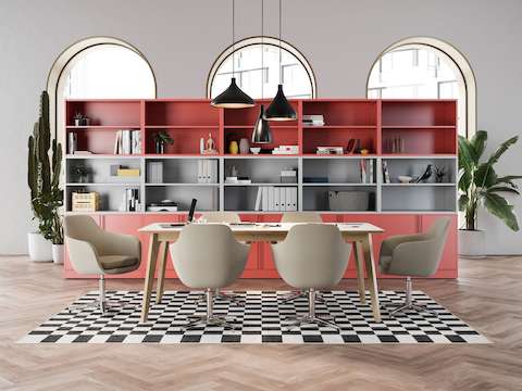 Componentes de almacenamiento Meridian en rojo y gris detrás de una mesa de conferencias Dalby en blanco y marrón y seis sillas Saiba en marrón claro. Componentes de almacenamiento Meridian en rojo y gris detrás de una mesa de conferencias Dalby en blanco y marrón y seis sillas Saiba en marrón claro.