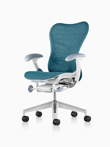 Blauwe Mirra 2 bureaustoel, bekeken vanuit een hoek van 45 graden en met ergonomische bedieningselementen.