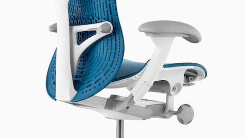 Ângulo traseiro da cadeira de escritório azul Mirra 2, mostrando apoio nas costas.