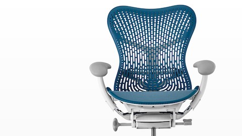 Vooraanzicht van een blauwe Mirra 2 bureaustoel met ergonomische bedieningselementen eronder.