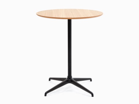 Een NaughtOne Ali tafel op barhoogte met een zwart 4-ster onderstel en rond eiken fineer tafelblad.