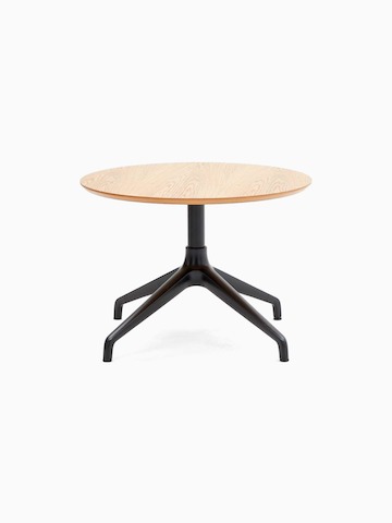 Uma mesa de centro Ali com base preta em estrela de 4 pontas e tampo redondo em madeira de carvalho.