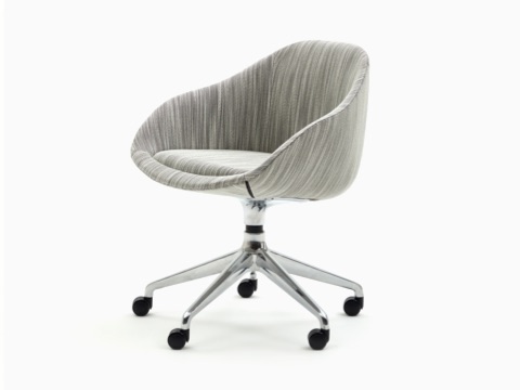 Cadeira Always da NaughtOne com base 5 estrelas polida com rodízios e estofamento em cinza padrão, vista em ângulo.