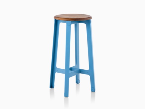 Taburete de bar Construct con asiento en madera laqueada y una base de acero pintada de azul en polvo de poliéster ultrarresistente, visto desde un ángulo.