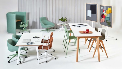 Una configurazione per uso misto con un tavolo riunione Fold con piano bianco e un tavolo ad altezza bar Dalby, insieme a sgabelli e sedute NaughtOne.
