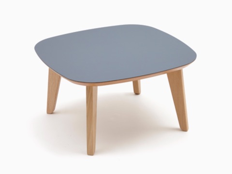 Una mesa de café Dalby cuadrada color gris oscuro, vista desde un ángulo elevado. Una mesa de café Dalby cuadrada color gris oscuro, vista desde un ángulo elevado.