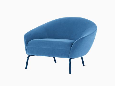 Een voor-hoekaanzicht van een turkoois-blauwe beklede Ever Lounge-fauteuil met donkerblauwe stalen poten.