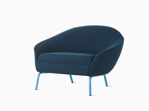 斜前方视图：带深蓝色软垫的Ever休闲椅，配淡蓝色钢制椅腿。