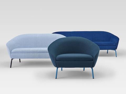 Una escena grupal de un sofá Ever de tres asientos y otro de dos asientos con un sillón lounge Ever en distintas telas de color azul.