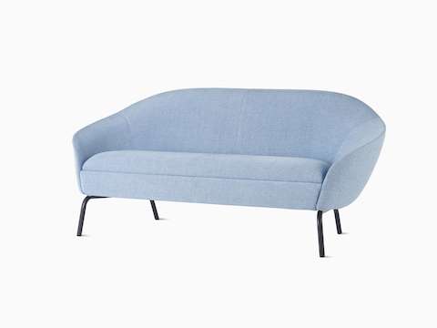 Vista frontale angolare di un divano a due posti Ever con imbottitura blu pastello e gambe in acciaio nero.