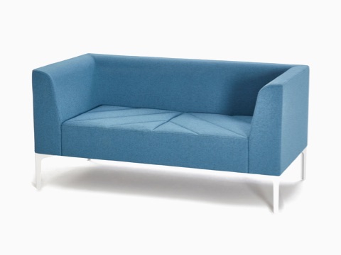 Ein hellblaues NaughtOne Hatch Sofa, im schrägen Winkel betrachtet.