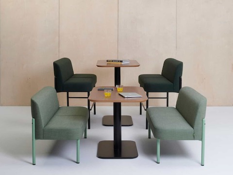 Die Kollektion Hue Lounge-Sitzmöbel wird mit den Optionen in Sitz- und Thekenhöhe gezeigt.