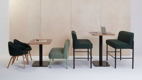Die Kollektion Hue Lounge-Sitzmöbel wird mit den Optionen in Sitz- und Thekenhöhe gezeigt.
