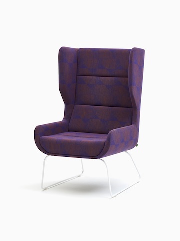 Un sillón Hush estampado en púrpura y maroon con una base en patín blanca, visto desde un ángulo.