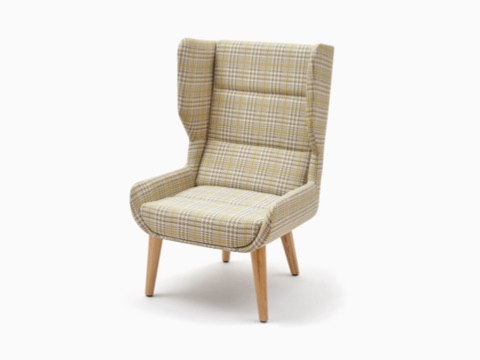 Ein cremeweißer NaughtOne Hush Sessel mit grauem und gelbem Muster und Holzbeinen, im schrägen Winkel betrachtet.