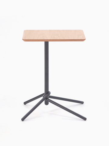 Una mesa lateral Knot de NaughtOne rectangular con superficie de chapa de madera de roble y base negra, vista desde el lateral.
