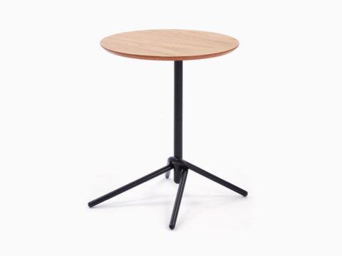 带角度的视图：naughtone长方形Knot边桌，配有橡木层压板桌面和黑色底座。