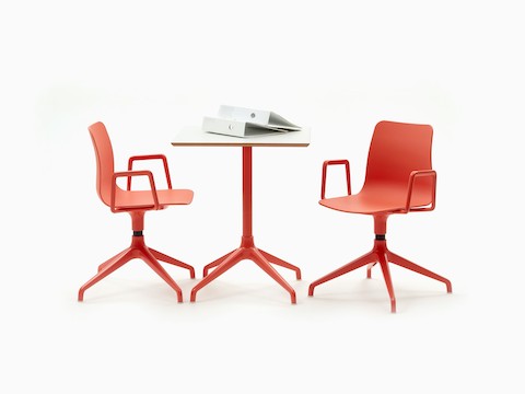 搭配橙红色框架和同色4星底座的Polly座椅，以及搭配橙红色底座和白色桌面的Ali桌子（咖啡台高度）。