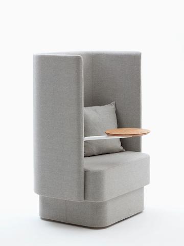 Pullman-stoel met hoge rug, bekleed in grijze stof met volledig beklede plint en eiken fineer tabletarm.