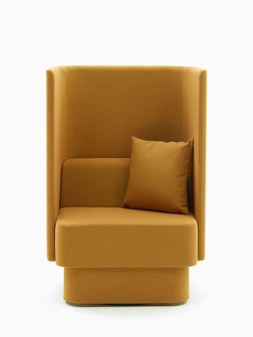 Silla Pullman de respaldo alto, tapizada en tela amarilla con pedestal totalmente tapizado combinado con un cojín.
