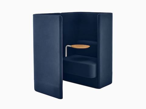 Ângulo de três quartos da cadeira modular Pullman estofada em tecido azul-escuro, com prancheta e tela à direita.