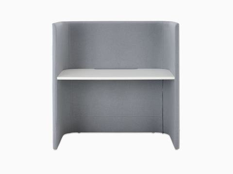 Vista frontale di una scrivania Pullman rivestita in tessuto grigio chiaro, con piano in mfmdf bianco.