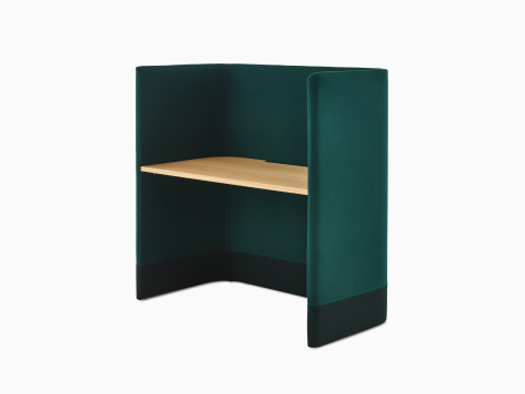 四分之三斜视图：Pullman办公桌，配深绿色织物软垫和橡木桌面。