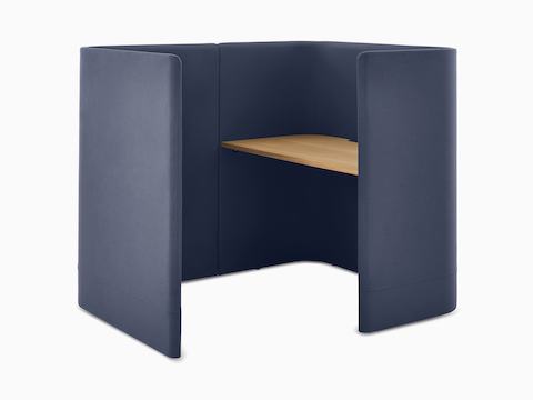 四分之三斜视图：Pullman舱式办公桌，配蓝色织物软垫和橡木桌面，左侧配屏风。