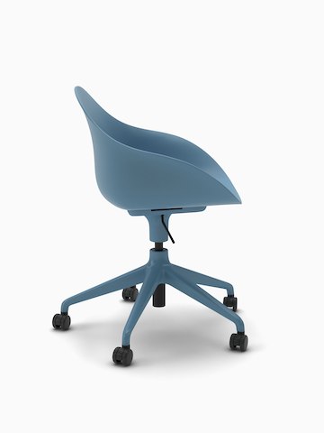 Vista lateral de una silla Ruby en azul combinada con una base de estrella de 5 puntas con ruedas giratorias.
