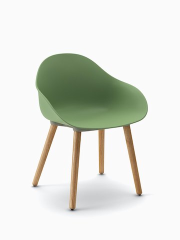 四分之三视图：搭配橡木木质底座的绿色Ruby单椅。
