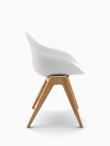 Vista lateral de una silla de madera Ruby en blanco con patas de roble.