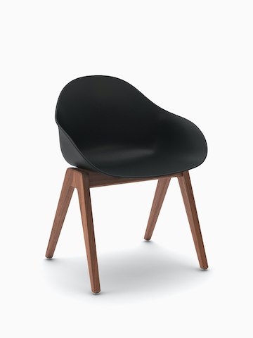 Vista en tres cuartos de una silla de madera Ruby en negro con patas de nogal.