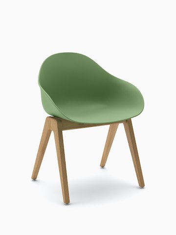 Vista en tres cuartos de una silla de madera Ruby en verde con patas de roble.