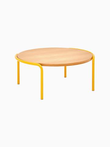 Una vista de ángulo de frente de una mesa redonda Sweep con cubierta de roble y marco amarillo.