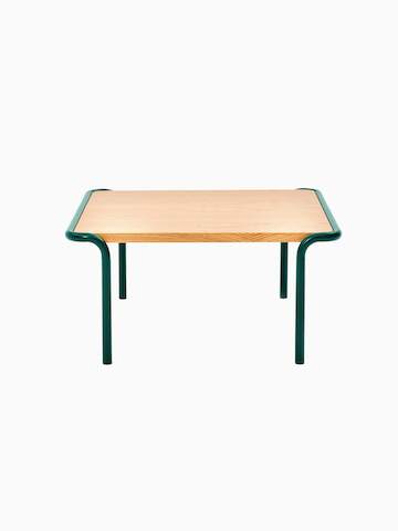 Vista frontale di un tavolo Sweep quadrato con piano in rovere e telaio verde scuro.
