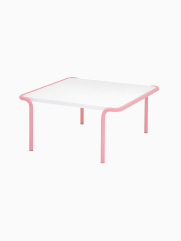 Een schuin vooraanzicht van een vierkante Sweep-tafel met wit tafelblad en lichtroze frame.