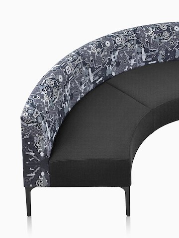 Lado direito de um sofá em 90 graus em preto e tecidos industriais Maharam com pernas de aço pretas.