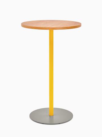 Vue de face d’une table ronde à hauteur de bar Tier avec un plateau en placage de chêne, une tige jaune paille et un piètement gris pierre.
