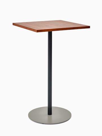 Schuin vooraanzicht van een vierkante Tier-tafel op barhoogte met een walnoten fineer tafelblad, zwartgrijze poten en steengrijs onderstel.