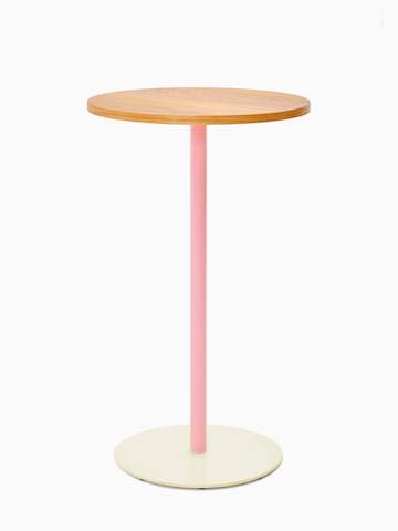 Vista frontal de una mesa redonda con altura de bar Tier con cubierta de chapa de madera de roble, pilar rosa claro y base tipo ostra.