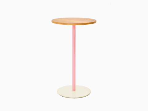 Vorderansicht eines runden, barhohen Tier Tisches mit einer Platte aus Eichenfurnier, einem hellrosa Schaft und einem austernfarbenen Fußkreuz.