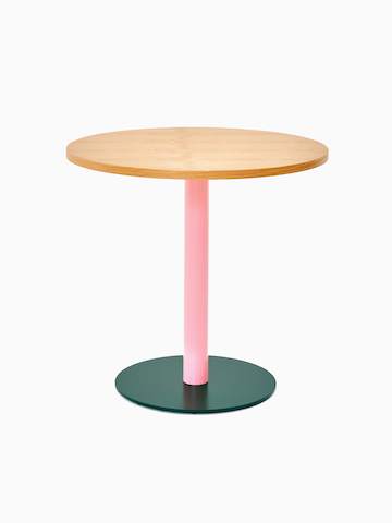 Vorderansicht eines runden Tier Tisches mit einer Platte aus Eichenfurnier, einem hellrosa Schaft und einem moosgrünen Fußkreuz.