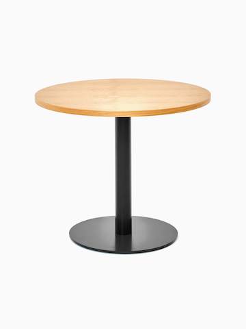 Vista frontal de una mesa redonda Tier con cubierta de chapa de madera de roble, pilar y base de color negro gris.