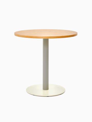 Vista frontal de una mesa redonda Tier con cubierta de chapa de madera de roble, pilar color ostra y base de color gris piedra.