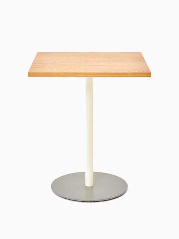 Vorderansicht eines quadratischen Tier Tisches mit einer Platte aus Eichenfurnier, einem austernfarbenen Schaft und einem steingrauen Fußkreuz.