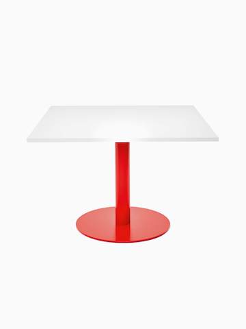 Vista frontale di un tavolo Tier quadrato con piano bianco e stelo e base color rosso semaforo.
