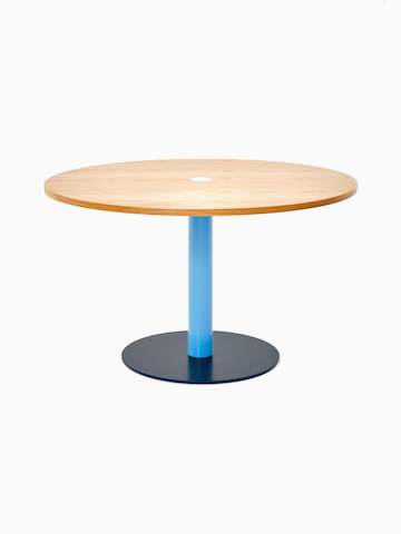 Vorderansicht eines runden Tier Tisches mit einer Platte aus Eichenfurnier, einem pastellblauen Schaft und einem stahlblauen Fußkreuz.