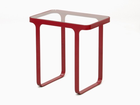 Table d’appoint Trace rouge de NaughtOne avec plateau en verre, vue sous un angle.