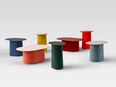 Una escena grupal de la colección de mesas Tun, en una variedad de colores brillantes.