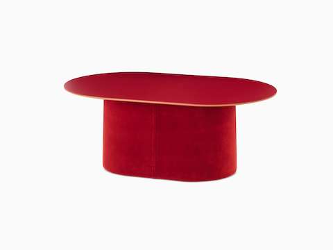 Vista frontale angolare di un tavolo da caffè Tun con base imbottita rosso scuro e piano Forbo rosso.